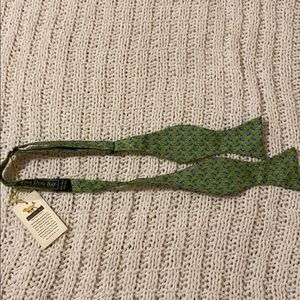 Bird dog bay bow tie with golf alligators